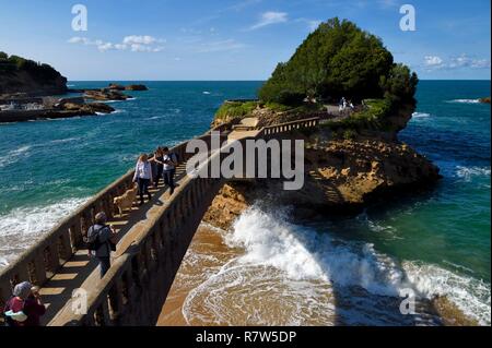 Frankreich, Pyrenees Atlantiques, Baskenland, Biarritz, Rocher du Basta (Basta Rock) nicht weit vom Hafen des Pecheurs (Hafen der Fischer) Stockfoto