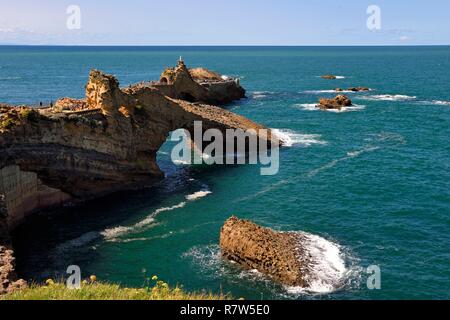 Frankreich, Pyrenees Atlantiques, Baskenland, Biarritz, Rocher de la Vierge (Virgin Rock) Stockfoto