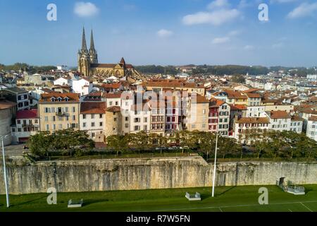 Frankreich, Pyrenees Atlantiques, Baskenland, Bayonne, die Türme der St. Catherine's Kathedrale hinter der Türme der ehemaligen Stadtmauer in den Gebäuden der rue Tour de Sault integriert, die Befestigungen von Vauban im Vordergrund (Luftbild) Stockfoto