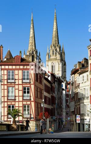 Frankreich, Pyrenees Atlantiques, Baskenland, Bayonne, traditionelle Häuser der Nive Banken und die Türme der St. Catherine's Kathedrale aus dem Marengo Brücke aus gesehen Stockfoto