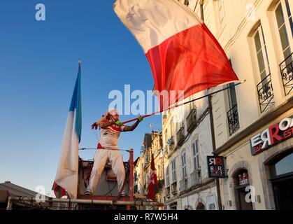 Frankreich, Pyrenees Atlantiques, Baskenland, Bayonne, anzeigen, bevor ein Derby von Robert Rabagny namens Geronimo, ehemalige Maskottchen der Biarritz Olympique Rugby Club Stockfoto