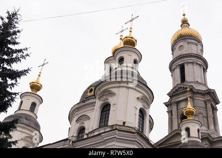 Charkow, Ukraine - 30. Dezember 2017 Kirche mit goldenen Kuppeln in Charkow, Ukraine. Stockfoto