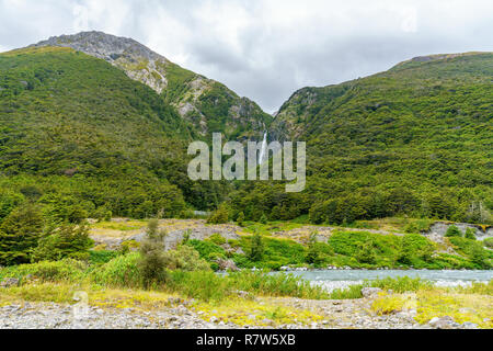 Wandern in den Bergen. Devils Punchbowl Wasserfall, arthurs Pass, Neuseeland Stockfoto