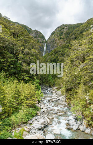 Wandern in den Bergen. Devils Punchbowl Wasserfall, arthurs Pass, Neuseeland Stockfoto