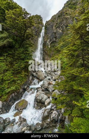 Wandern in den Bergen. Devils Punchbowl Wasserfall, arthurs Pass, Neuseeland Stockfoto