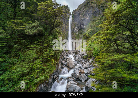 Wandern in den Bergen. Devils Punchbowl Wasserfall, arthurs Pass, Neuseeland Stockfoto