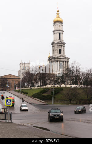 Charkow, Ukraine - 30. Dezember 2017 Kirche mit goldenen Kuppeln in Charkow, Ukraine. Stockfoto