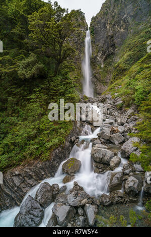 Wandern in den Bergen. Devils Punchbowl Wasserfall, arthurs Pass, Neuseeland Stockfoto