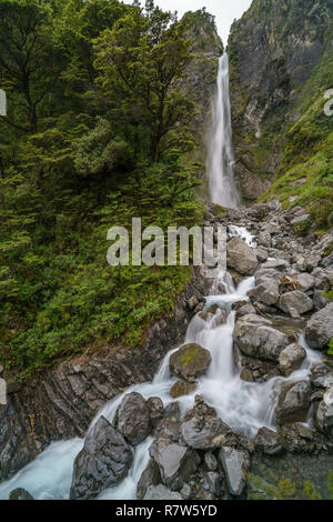 Wandern in den Bergen. Devils Punchbowl Wasserfall, arthurs Pass, Neuseeland Stockfoto