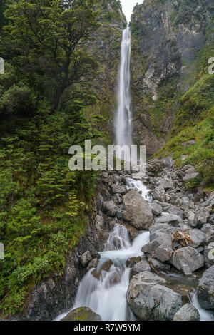 Wandern in den Bergen. Devils Punchbowl Wasserfall, arthurs Pass, Neuseeland Stockfoto