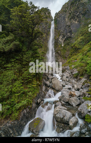 Wandern in den Bergen. Devils Punchbowl Wasserfall, arthurs Pass, Neuseeland Stockfoto