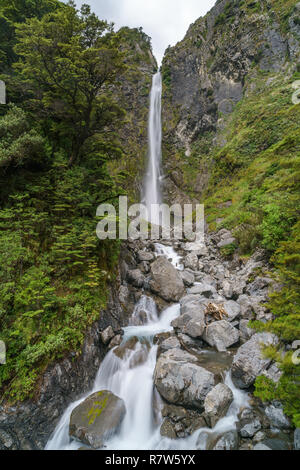 Wandern in den Bergen. Devils Punchbowl Wasserfall, arthurs Pass, Neuseeland Stockfoto