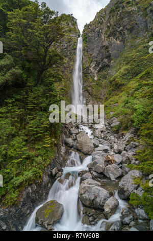 Wandern in den Bergen. Devils Punchbowl Wasserfall, arthurs Pass, Neuseeland Stockfoto