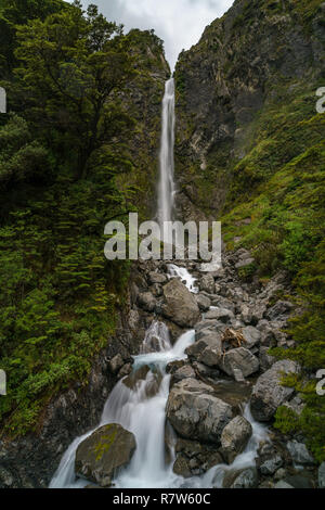 Wandern in den Bergen. Devils Punchbowl Wasserfall, arthurs Pass, Neuseeland Stockfoto