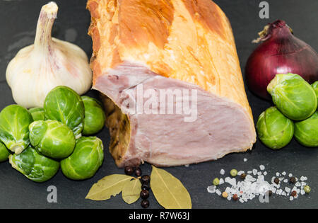 Traditionelle deutsche Küche geräuchertes Schweinefleisch mit Rosenkohl Stockfoto