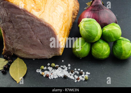 Traditionelle deutsche Küche geräuchertes Schweinefleisch mit Rosenkohl Stockfoto