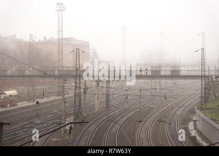 Charkow, Ukraine - 31. Dezember 2017 Eisenbahnen in Charkow in der nebligen Tag. Stockfoto