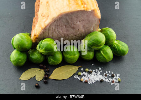 Traditionelle deutsche Küche geräuchertes Schweinefleisch mit Rosenkohl Stockfoto