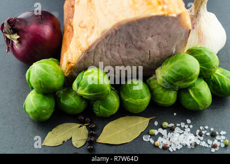 Traditionelle deutsche Küche geräuchertes Schweinefleisch mit Rosenkohl Stockfoto