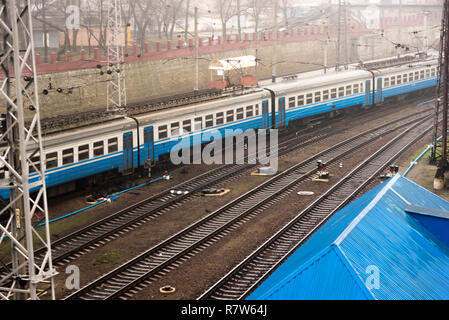 Charkow, Ukraine - 31. Dezember 2017 Eisenbahnen in Charkow in der nebligen Tag. Stockfoto