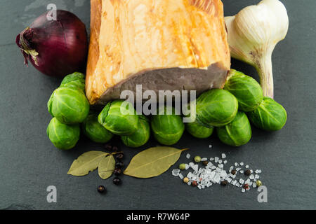 Traditionelle deutsche Küche geräuchertes Schweinefleisch mit Rosenkohl Stockfoto