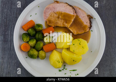 Traditionelle deutsche Küche geräuchertes Schweinefleisch mit Rosenkohl Stockfoto