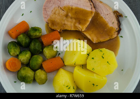 Traditionelle deutsche Küche geräuchertes Schweinefleisch mit Rosenkohl Stockfoto