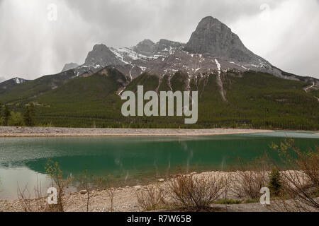 Landschaft mit grünen See Whitemans Teich und Ha Ling Peak Mountain in den Rocky Mountains in Canmore Alberta Stockfoto