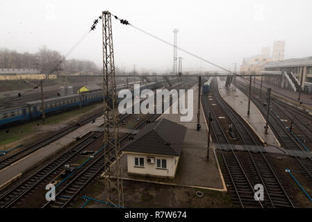 Charkow, Ukraine - 31. Dezember 2017 Eisenbahnen in Charkow in der nebligen Tag. Stockfoto