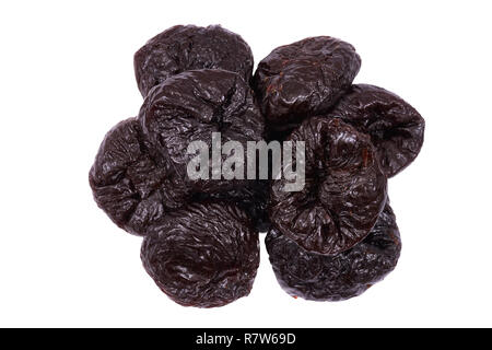 In der Nähe Bild von getrockneten Pflaumen isoliert auf Weiss. Stockfoto