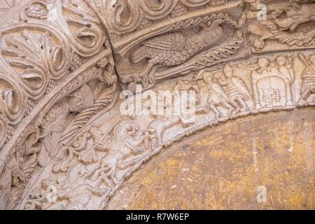 Italy, Apulia, Bari, Old Town or Bari Vecchia, Basilica San Nicola, built from 1087 is a remarkable example of Puglia Romanesque art, the Lions gate on the north side, frieze of Norman knights fighting Stockfoto