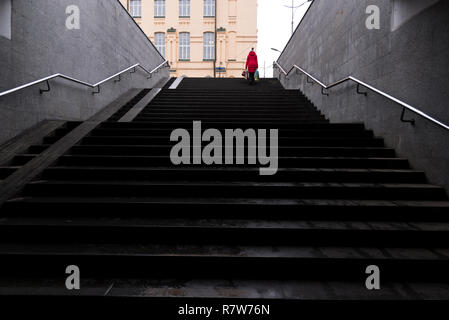 U-Bahn Treppe Charkow, Ukraine und eine Frau mit roten Mantel es klettern. Istorychnyi Muzei Stockfoto
