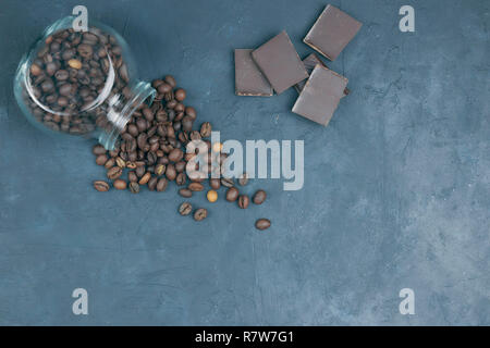 Geröstete Kaffeebohnen gegossen aus Glas. winkelbeschleunigung Platzierung der Kaffee Objekt. Stockfoto
