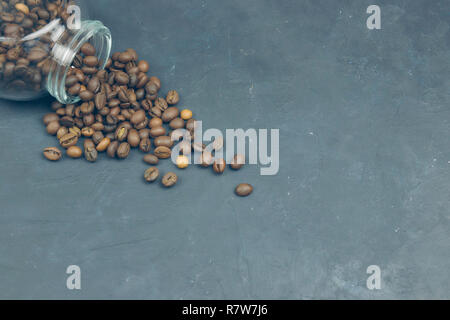 Geröstete Kaffeebohnen gegossen aus Glas. winkelbeschleunigung Platzierung der Kaffee Objekt. Stockfoto