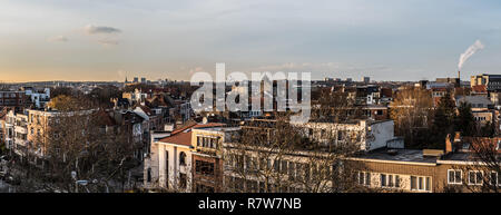 Panoramablick auf die Skyline von Brüssel in der Abenddämmerung von der St. Susanna katholische Kirche Stockfoto