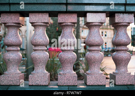 Rosa Granit Säulen. Granit Detail. Granit verzierte Wand. Stockfoto