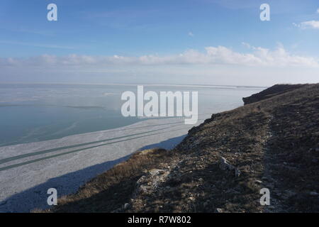 Gefrorenen See im Hintergrund Jurilovca, gefroren, Formen in gefrorenen See Stockfoto