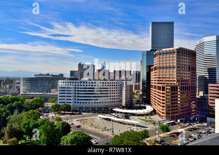 Downtown Denver Skyline von hohen Gebäuden einschließlich der Station Civic Center Loop Verkehrsknotenpunkt und Büros, Colorado, USA Stockfoto