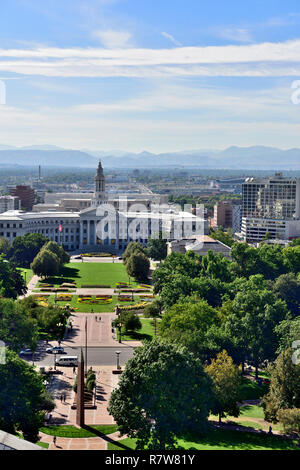 Blick auf Denver Civic Center Park auf die Gebäude Rathaus und Rocky Mountains, Colorado, USA Stockfoto