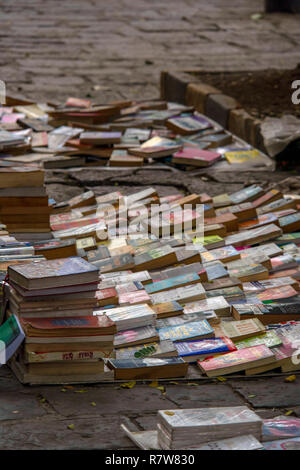 Hart, zurück und Papier zurück Bücher aus der Straße Bürgersteig zum Verkauf angeboten werden als Teil einer Buchmesse. Stockfoto