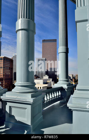 Suchen zwischen den Spalten von Denver Landeshauptstadt Gebäude an Wolkenkratzern und Innenstadt von Denver. Stockfoto