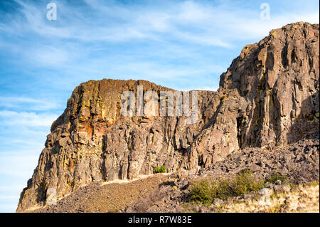 Horsetheif Butte in der Columbia River Gorge aus Washington State Highway 14 gelegen. Eine erosional Überrest aus 'Bretz Hochwasser 11.000 ihr Stockfoto