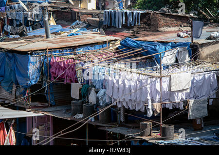 Wäscheservice von Mumbais Hotels und Krankenhäuser werden von DHOBIS im open air Waschsalon namens Dhobi Ghat (mahalaxmi Dhobi Ghat) in Mumbai, Indien gewaschen. Stockfoto