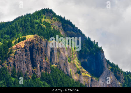 Basalt Felsen auf der Washington Seite der Columbia River Gorge gesehen. Stockfoto