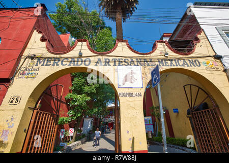 Coyoacan, Mexiko - 20 April 2018: Handwerker Markt (Mercado Artesanal) im historischen Zentrum von Coyoacan Stockfoto