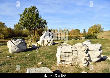 Frankreich, Vendee, interregionalen Park des Marais Poitevin beschriftet Tolle Seite von Frankreich (Grand Site de France), Maillezais, Überreste der Abtei St. Pierre de Maillezais, Leiter im Jahr 2000 die Geoffroy la Grand'Dent realisiert Stockfoto