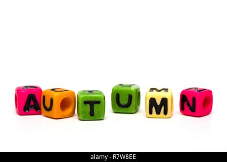 Herbst - Wort aus bunten Kind Spielzeug Würfel mit Buchstaben Stockfoto