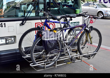 Denver FTE-Transport Authority Bus mit zwei Fahrräder im Rack auf der Vorderseite Stockfoto