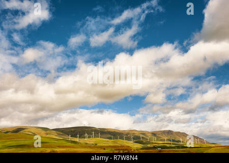 Blick auf das Columbia Hügeln mit Windkraftanlagen unter grossen blauen Himmel mit weißen Wolken Puffy von Stonehenge Weltkrieg Memorial Gründen gefüllt Stockfoto