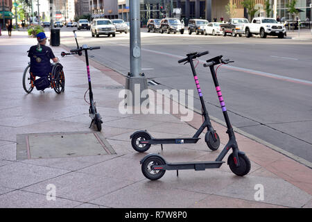 Lyft dockless Elektroroller für Pay-per-minute Miete auf Bürgersteig in Denver, Colorado, USA Stockfoto